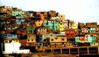 lima8b Der er stor forskel p rig og fattig i Peru. Her bor de fattige i favellaer op langs bjergene.