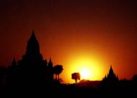 burmagolden3d Solnedgang bag Bagans bermte templer.